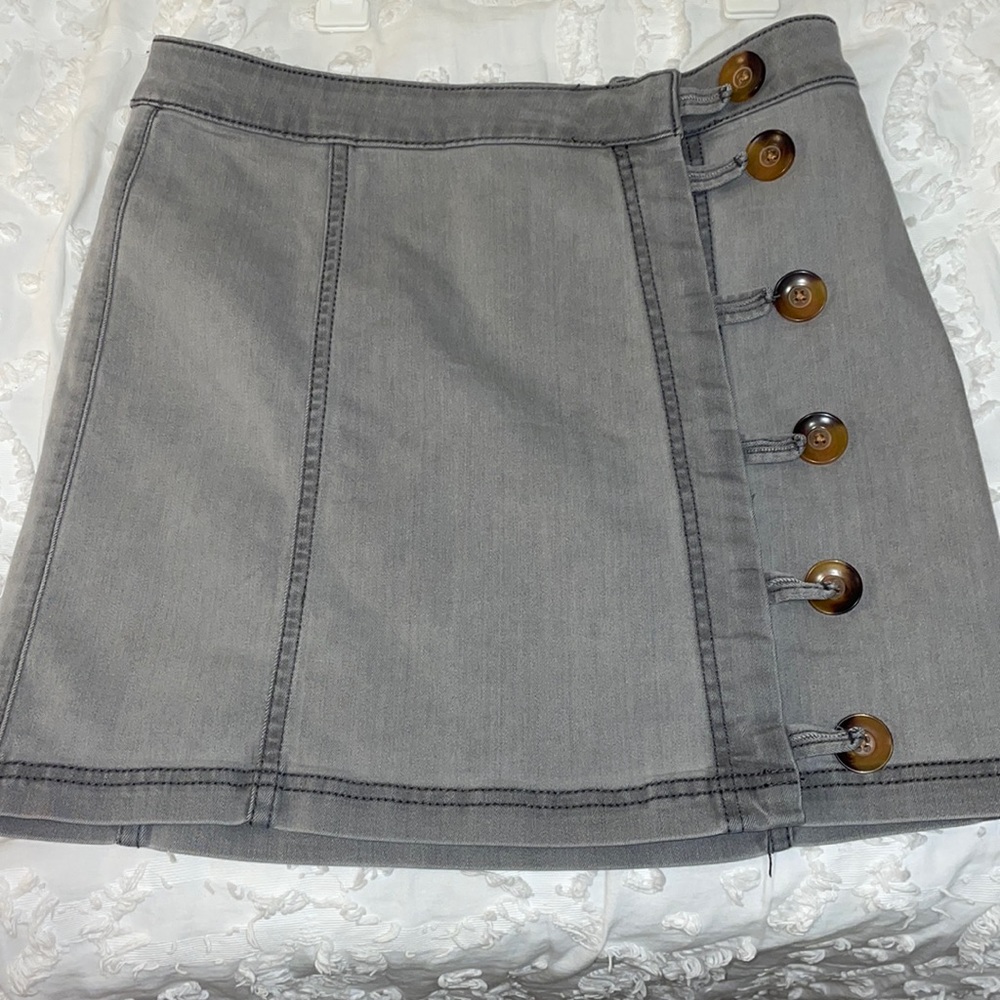 Free people grey button skirt!